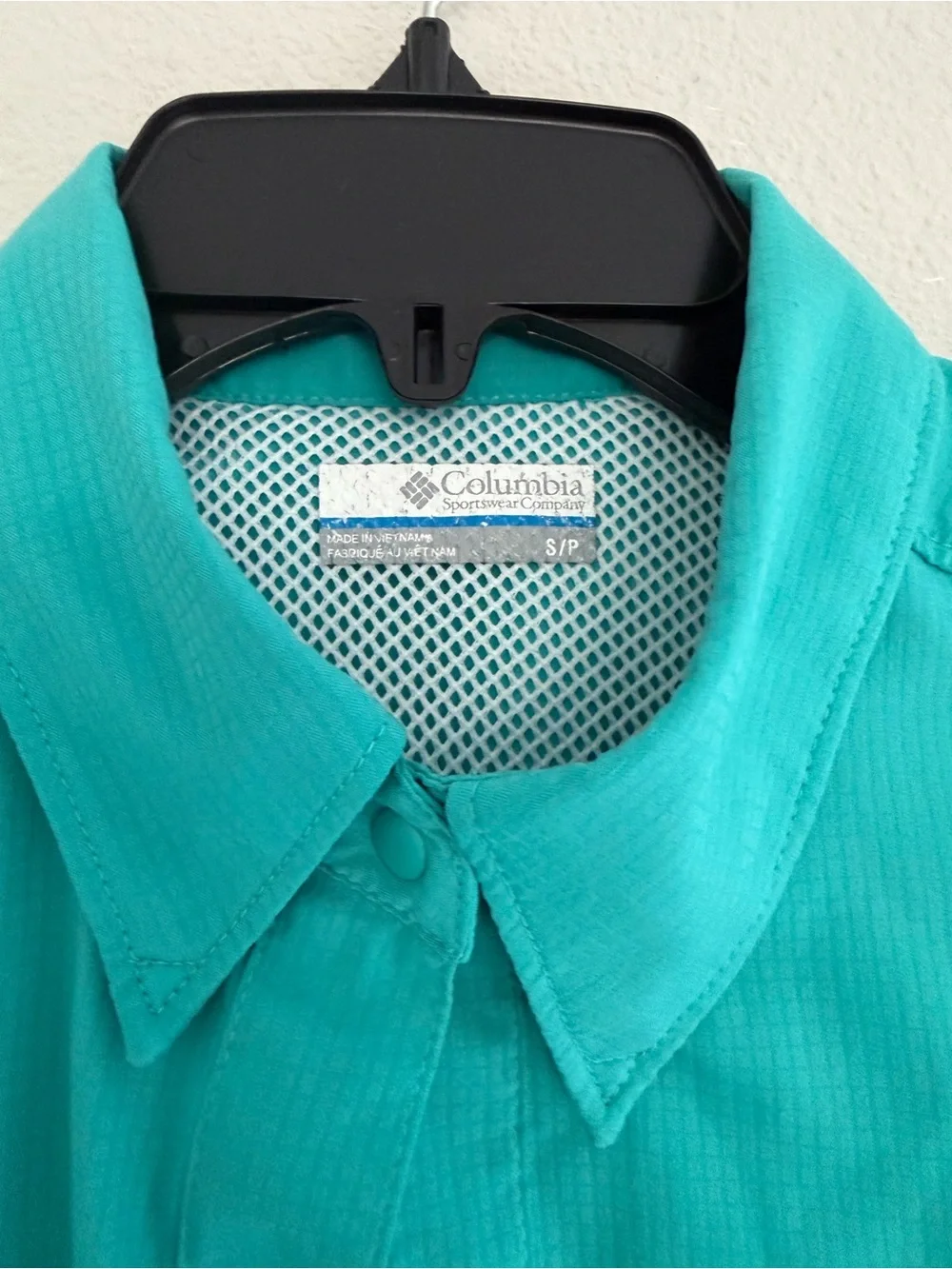 Columbia Sleeveless Turquoise Button-Front Shirt
